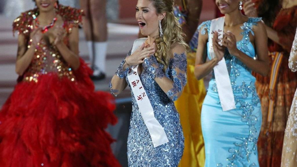 Die Miss Spanien, Mireia Lalaguna Royo (Mitte)  freut sich über ihren Sieg in China.