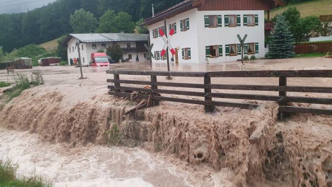 Schweres Unwetter in Bayern - Merkel besucht Hochwasseropfer in Eifel