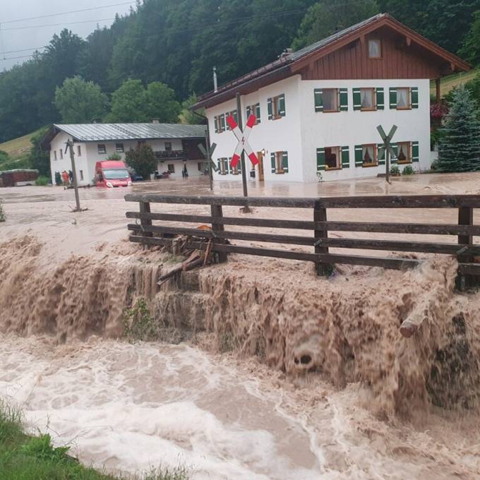 Schweres Unwetter in Bayern: Merkel besucht Hochwasseropfer