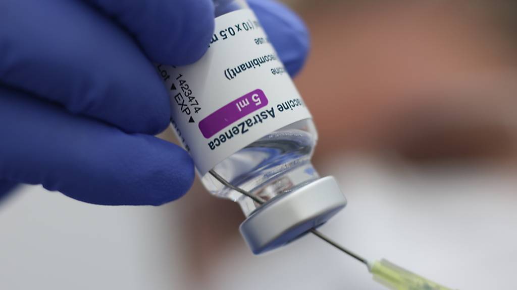 Eine Spritze mit dem Corona-Impfstoff von AstraZeneca wird aufgezogen. Im Libanon haben sich bei einem von der Regierung ausgerufenen «Impf-Marathon» innerhalb eines Tages mehr als 10 000 Menschen den Impfstoff von Astrazeneca verabreichen lassen. (Archiv)
