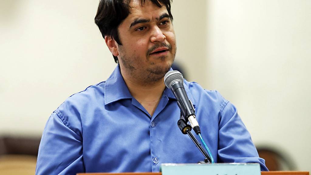 ARCHIV - Der Journalist und Blogger Ruhollah Sam spricht während seines Prozesses vor dem Revolutionsgericht. Ruhollah Sam ist hingerichtet worden. Nach Angaben der staatlichen Nachrichtenagentur IRNA wurde der 47-jährige in Teheran erhängt. Die Justizbehörde in Teheran bestätigte IRNA zufolge die Hinrichtung. Foto: Ali Shirband/Mizan News Agency/dpa