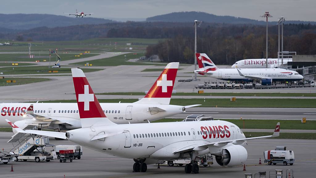 Vom Fluglotsenstreik am Donnerstag in Frankreich könnten insgesamt rund 70 Prozent der Flüge betroffen sein, wie Fachleute schätzen. Die Swiss allein streicht zehn Flüge. (Archivbild vom Flughafen Zürich-Kloten)