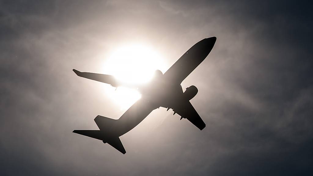 ARCHIV - Während eines Fluges von Miami nach Santiago de Chile hat ein Pilot einen medizinischen Notfall erlitten und ist gestorben. (Symbolbild) Foto: Federico Gambarini/dpa