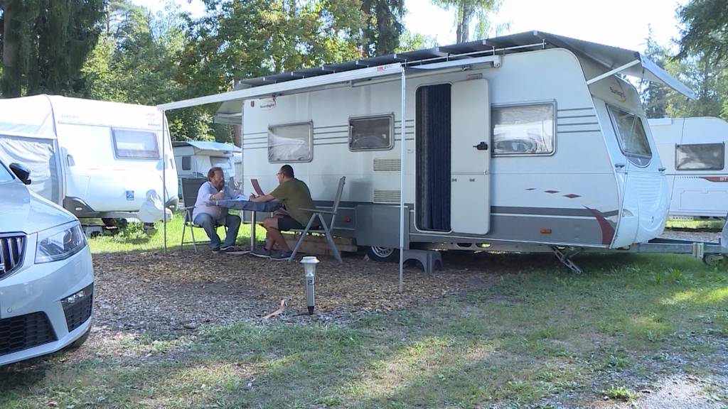 Madeleine Amstutz und Evi Allemann über den Campingplatz Gampelen