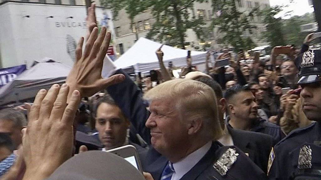 Während sich etliche Republikaner von ihm distanzierten, traf sich Donald Trump in New York mit Unterstützern.