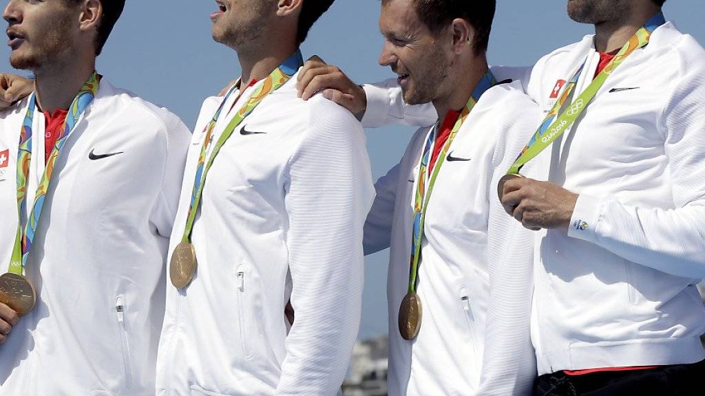 Lucas Tramèr, Simon Schürch, Simon Niepmann und Mario Gyr (v.l.n.r.), während der Siegerehrung an den Olympischen Spielen in Rio de Janeiro