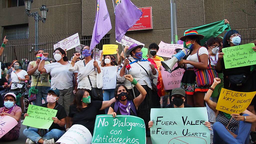 Dutzende von Frauen versammeln sich auf der Straße, um den Rücktritt des neuen peruanischen Premierministers Valer zu fordern, der wegen häuslicher Gewalt angeklagt ist. Nur wenige Tage nach Vereidigung eines neuen Kabinetts in Peru steht in dem südamerikanischen Land erneut eine Umbildung der Regierung an. Foto: Carlos Garcia Granthon/ZUMA Press Wire/dpa