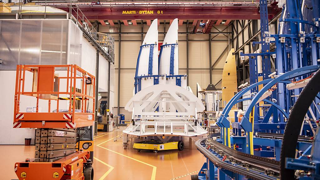 Ruag International hat 2020 einen Umsatz- und Auftragsrückgang hinnehmen müssen  - im Bild die Herstellung von Raketenteilen und Raketenspitzen in Emmen. (Archvibild)