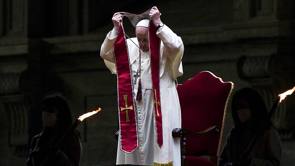 Papst Franziskus betet den Kreuzweg auf dem leeren Platz vor dem Petersdom. Wie bereits im vergangenen Jahr konnte diese Feier anders als üblich nicht am Kolosseum in Rom stattfinden. Foto: Angelo Carconi/Pool ANSA/AP/dpa
