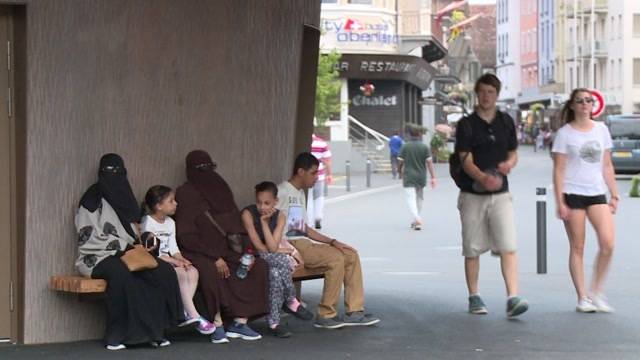 Verschleierte Frauen prägen Stadtbild von Interlaken