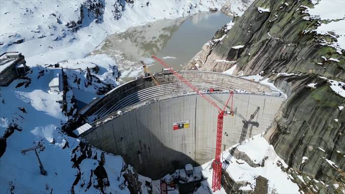 Erste Wassermassen stauen sich hinter neuer Grimsel-Staumauer