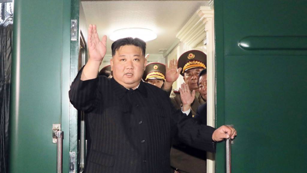 HANDOUT - Kim Jong Un winkt aus der Tür seines Zuges am Bahnhof von Pjöngjang. Foto: -/kcna/dpa - ACHTUNG: Nur zur redaktionellen Verwendung und nur mit vollständiger Nennung des vorstehenden Credits