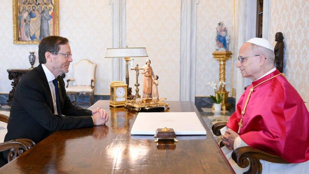 Israels Staatspräsident Isaac Herzog (l) trifft Papst Leo XIV. in der Privatbibliothek des Papstes im Vatikan. Foto: Simone Risoluti/Vatican Media/AP/dpa - ACHTUNG: Nur zur redaktionellen Verwendung und nur mit vollständiger Nennung des vorstehenden Credits