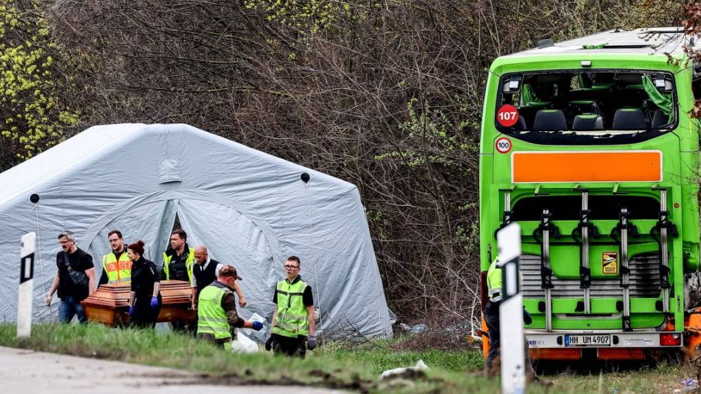 Vier Menschen starben laut der Polizei bei dem Busunglück bei Leipzig. Unter den Todesopfern sind laut dem EDA keine Schweizer Staatsangehörigen.