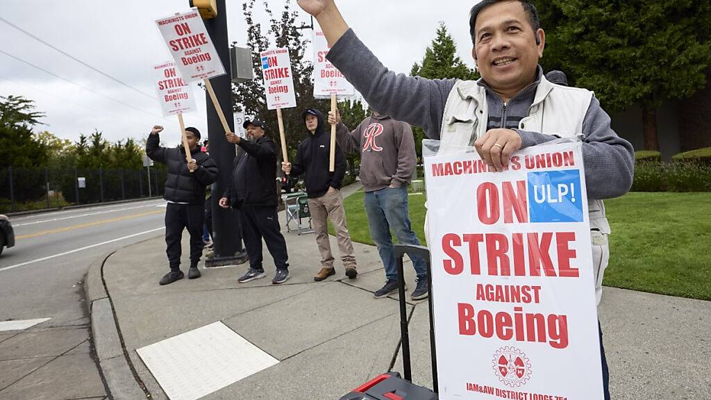 Boeing-Angestellte am Samstag vor einem Boeing-Werksgebäude in Renton in den USA.