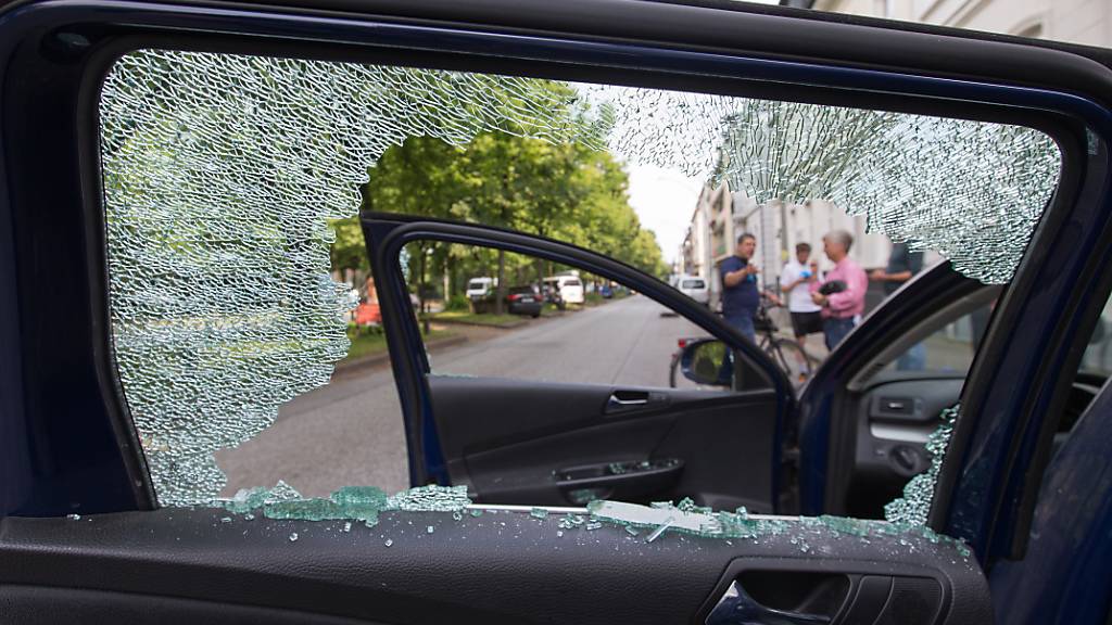 ARCHIV - Die eingeschlagene Scheibe eines Autos im Hamburger Stadtteil Altona. Foto: Friso Gentsch/dpa
