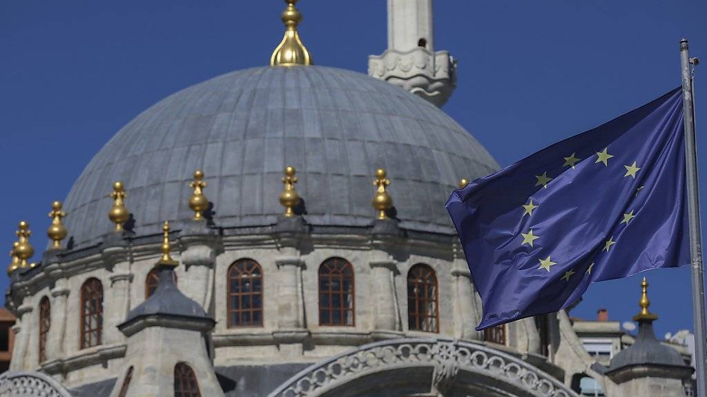 Eine EU-Fahne weht vor der Nispetiye-Moschee in der türkischen Metropole Istanbul. (Archivbild)