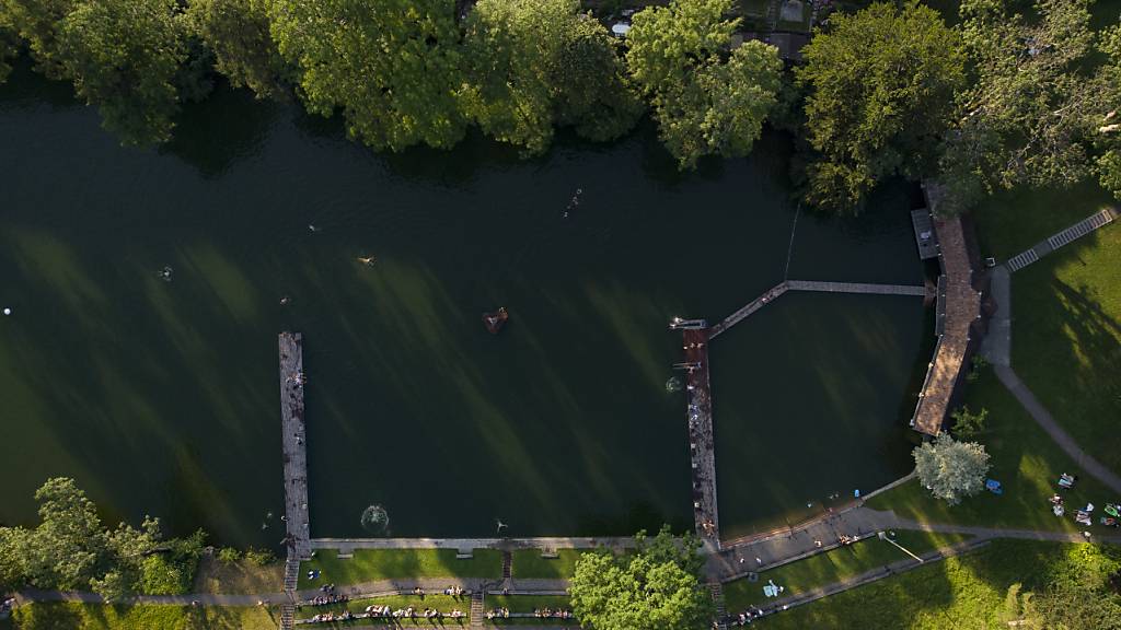 Blick von oben auf den Mannenweiher in der Stadt St. Gallen.