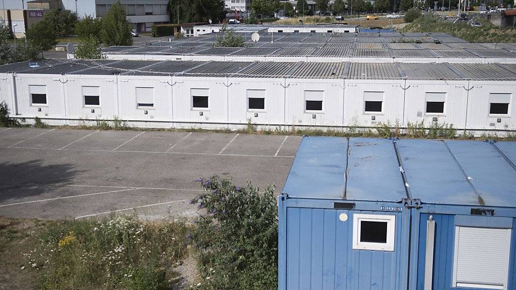 Der Kanton Bern kann 88 Wohncontainer auf dem Boezingenfeld in Biel vorübergehend als Unterkunft für Asylsuchende nutzen. Die Container sollen Platz für rund 200 Asylsuchende bieten.(KEYSTONE/Marcel Bieri)