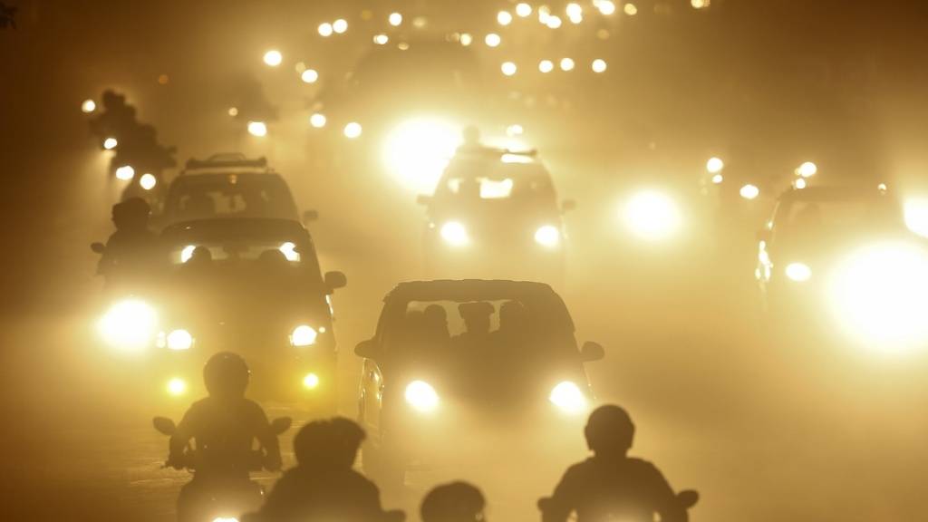 Bangladesh (Bild) ist eines der weltweit am stärksten von Luftverschmutzung betroffenen Länder. Im Schnitt kostet die Dreckluft die Menschen dort fünf bis zehn Jahre Lebenszeit. (Archivbild)