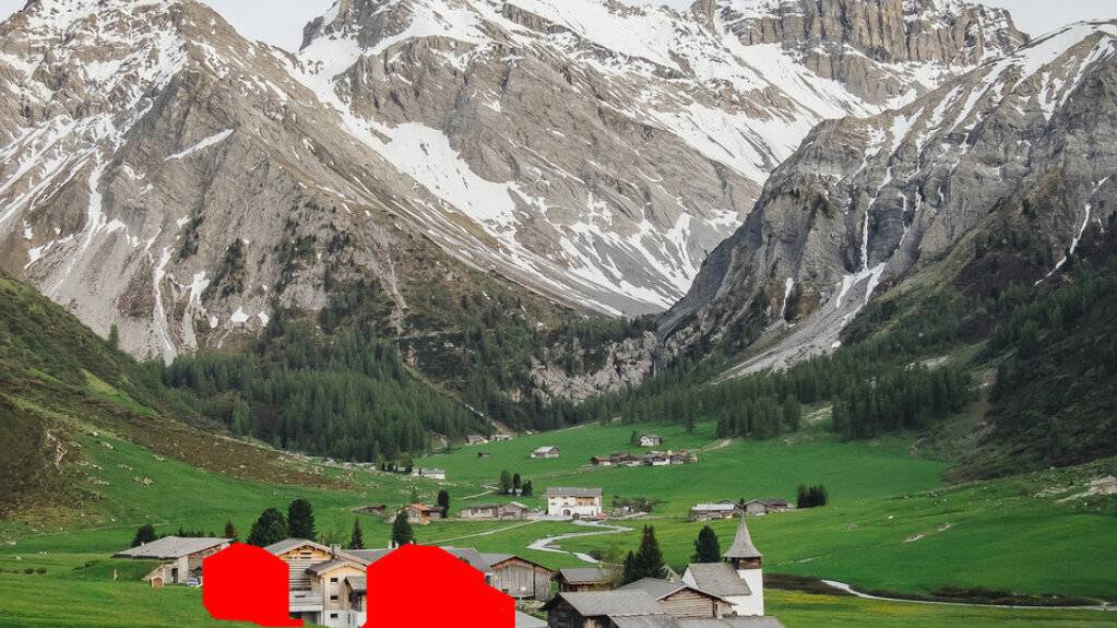 Der Bündner Heimatschutz will zusammen mit einer IG das Ortsbild der Walsersiedlung Sertig-Dörfli bei Davos vor zwei geplanten Überbauungen (rot) schützen.