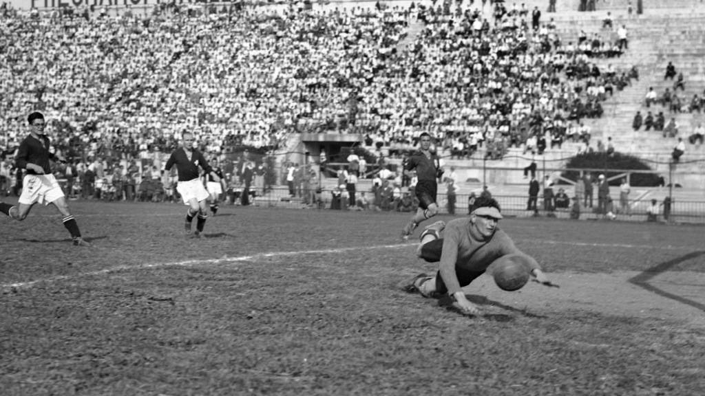 Der niederländische Torhüter streckt sich an der WM 1934 beim Schuss von Leopold Kielholz (links)