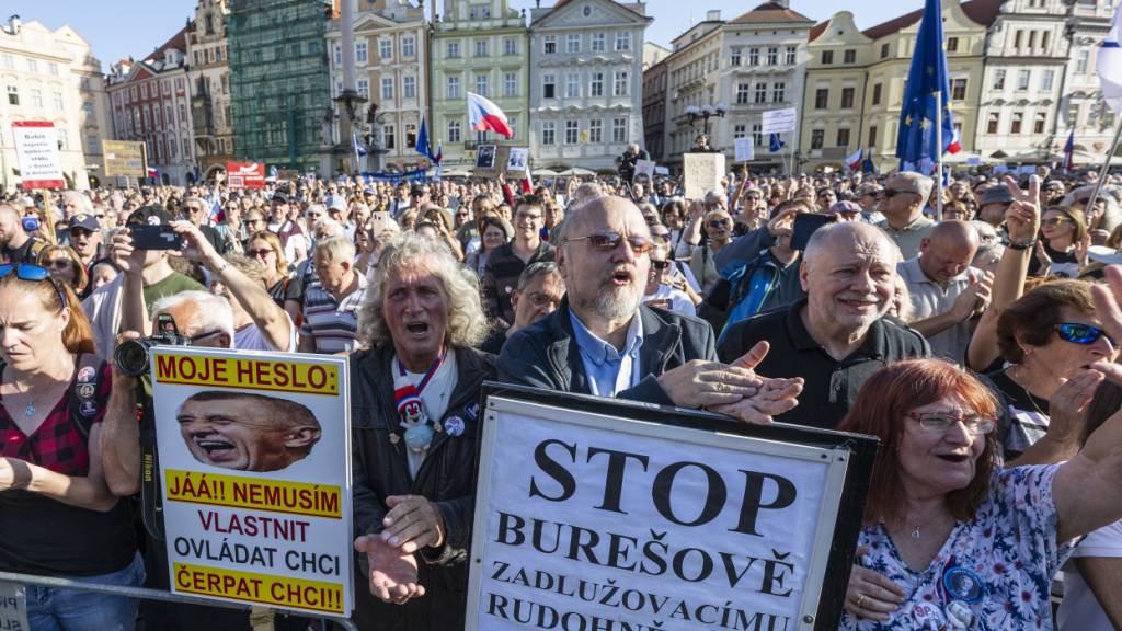 Menschen beteiligen sich an einer vom Verein «Milion chvilek» organisierten Demonstration, die darauf abzielt, die Wahlbeteiligung zu fördern und die Menschen dazu zu bewegen, nicht für Populisten und Extremisten zu stimmen. Foto: Kamaryt Michal/CTK/dpa