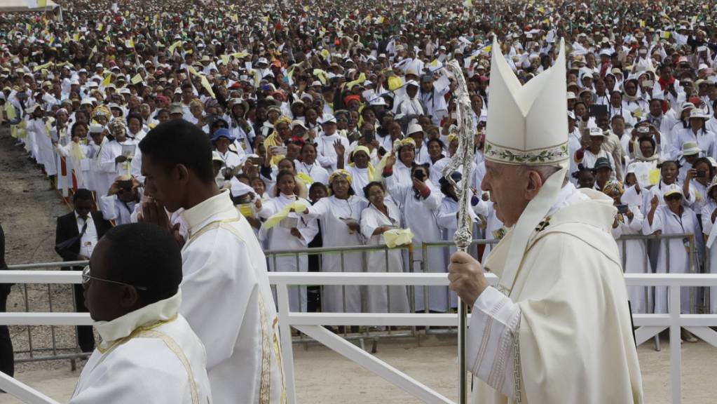 Papst Franziskus hat in Madagaskar für eine Kultur des Miteinander geworben. Das Leid der Menschen sei nicht Gottes Plan, sagte er.
