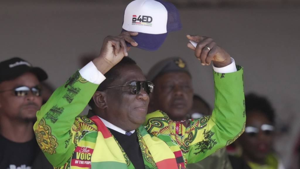 Geht der 80-jährige Emmerson Mnangagwa in eine zweite Amtszeit? Wahlen in Simbabwe sind regelmäßig von Unregelmäßigkeiten überschattet. Foto: Tsvangirayi Mukwazhi/AP/dpa
