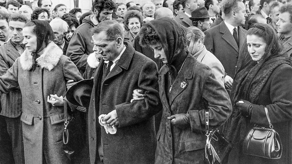 Angehörige der Todesopfer trauerten vor der Pfarrkirche in Airolo, wo die Trauerfeier am 18. Februar 1966 abgehalten wurde. (KEYSTONE/Str)