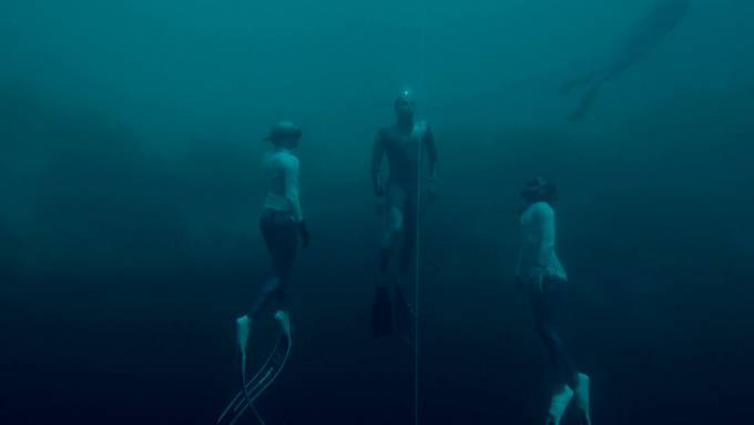 Freitaucher taucht 122 Meter in die Tiefe und bricht damit Weltrekord