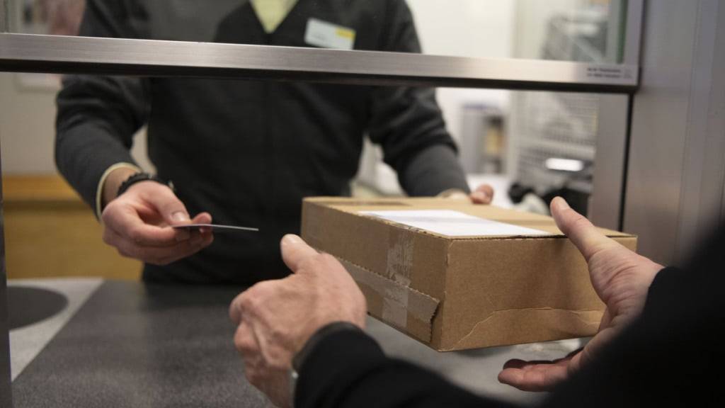 Ab Montag kann die Schweizerische Post postalische Warensendungen von Geschäftskunden teilweise wieder in die USA versenden. Voraussetzung dafür ist eine Rechnungsbeziehung. (Archivbild)
