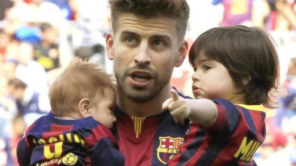 Shakiras Mann Gerard Piqué mit den beiden Buben Milan (r) und Sasha. In Mexiko kursiert momentan das Gerücht, die Kleinen sollen bald ein Schwesterchen bekommen. (Archivbild)