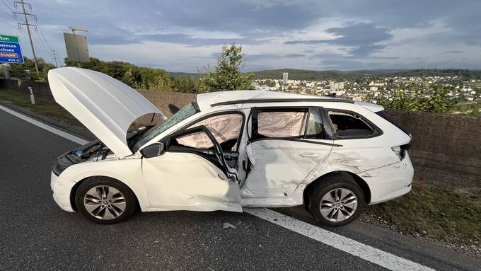 Autofahrer gerät auf Gegenspur und kollidiert mit Lastwagen