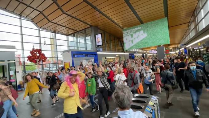 Massnahmen-Kritiker tanzen am Bahnhof Basel