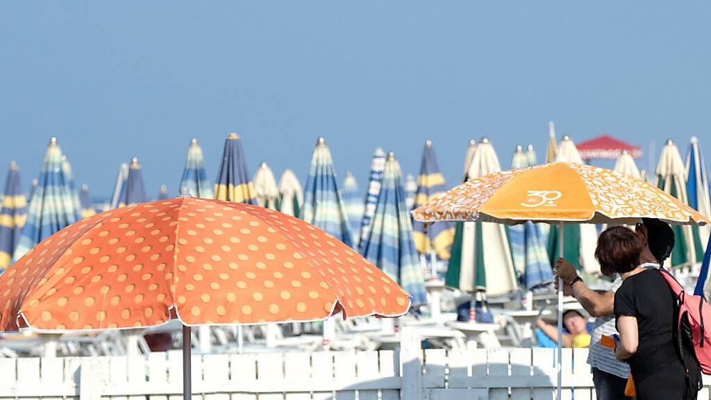 Die italienischen Strandarbeitergewerkschaften, FIPE-Confcommercio und FIBA- Confesercenti, protestieren mit geschlossenen Sonnenschirmen in den Strandeinrichtungen. Foto: Mauro Scrobogna/LaPresse/ZUMA/dpa