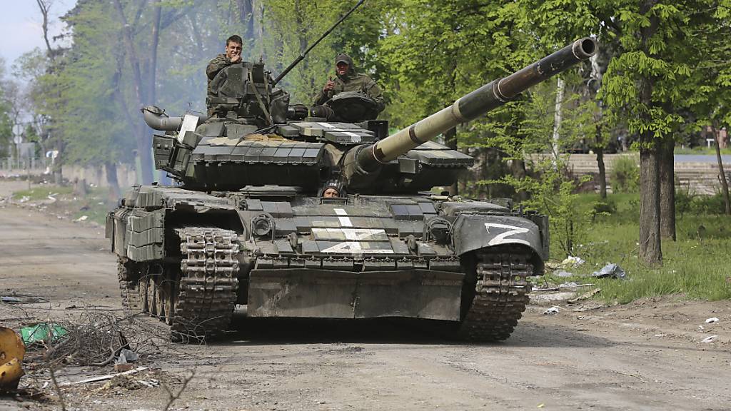 Ein Panzer der Miliz der Volksrepublik Donezk rollt in Mariupol, einem Gebiet unter der Regierung der Volksrepublik Donezk im Osten der Ukraine. Foto: Alexei Alexandrov/AP/dpa