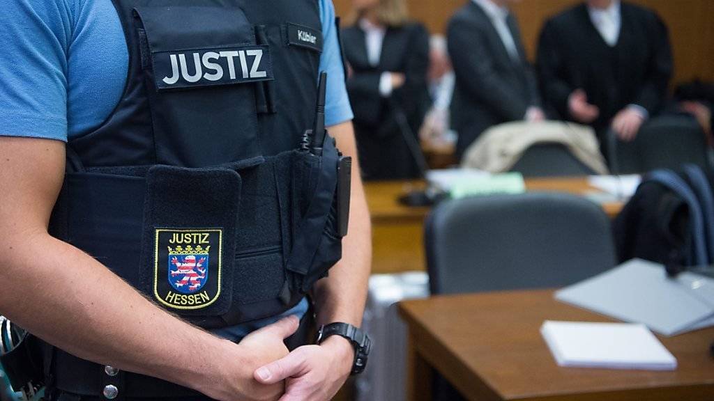 Acht Angestellte der Deutschen Bank stehen in Frankfurt vor Gericht, weil sie sich an einem illegalen Umsatzsteuer-Karussell beteiligt haben sollen.