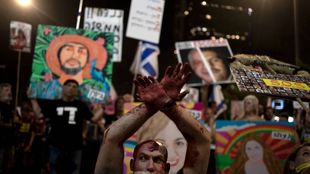 Tausende Menschen haben in Tel Aviv für ein Abkommen zur Freilassung der Geiseln in der Gewalt der islamistischen Hamas demonstriert. Foto: Maya Alleruzzo/AP