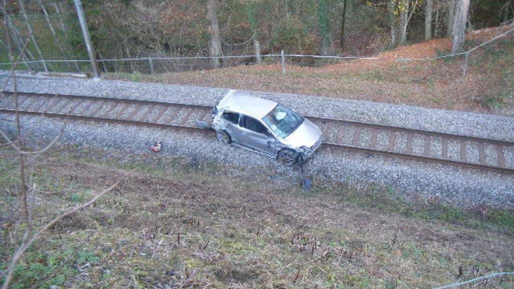 Nachdem er die Kontrolle verloren hatte, landete ein 20-jähriger Autofahrer auf den Gleisen zwischen Pensier und Courtepin FR.