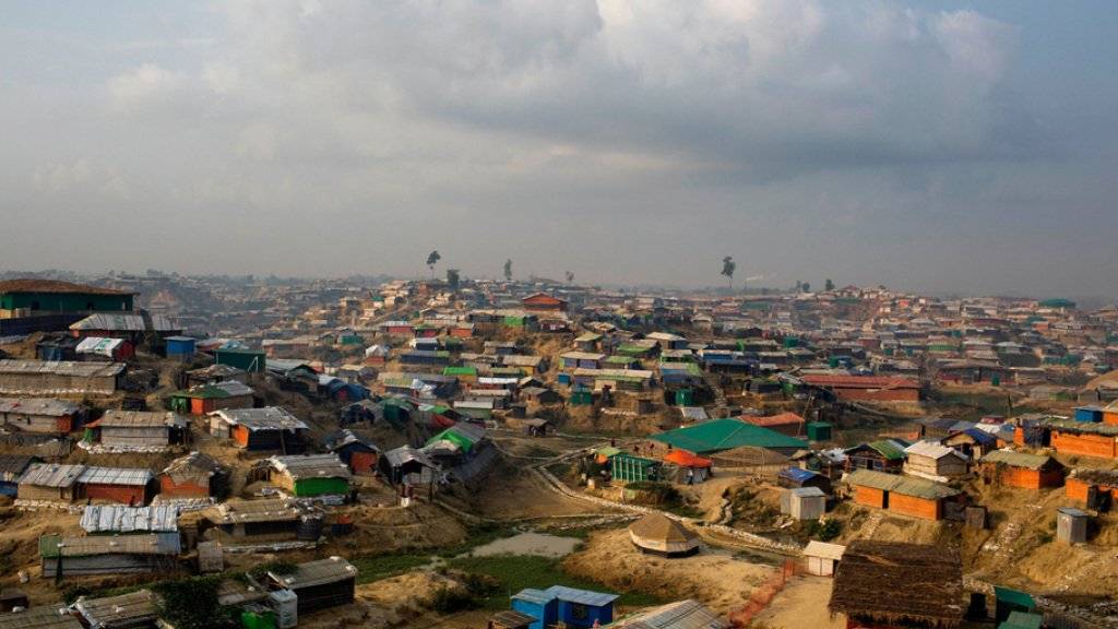 Blick auf das Flüchtlingscamp Kutupalong im Distrikt Cox’s Bazar im südöstlichen Bangladesch an der Grenze zu Myanmar. Hunderttausende Rohingya sind aus Myanmar nach Bangladesch geflohen.