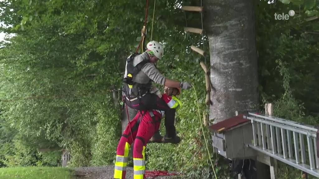 Einzigartige Rettungsübung aus dem Seilpark in Küssnacht