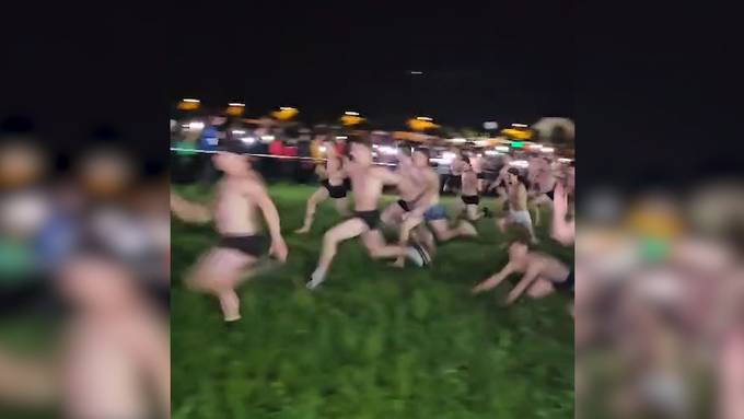 Hunderte Personen rennen bei «Unterhosenrennen» durch Einsiedeln