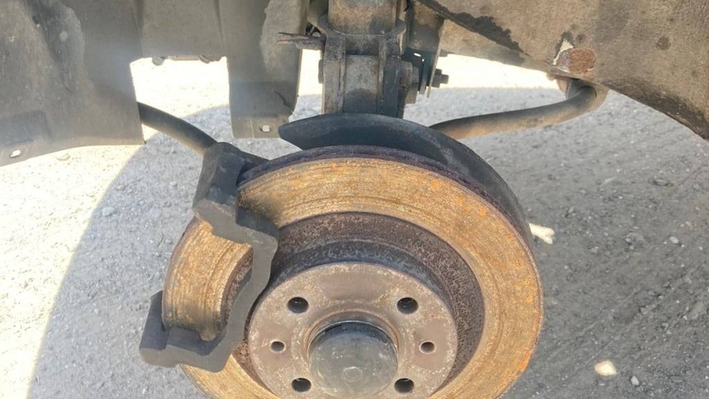 Nur der Bremsträger ist montiert. Ansonsten fehlte beim Pannenfahrzeug vom Dienstag alles, was für funktionierende Bremsen da sein sollte.