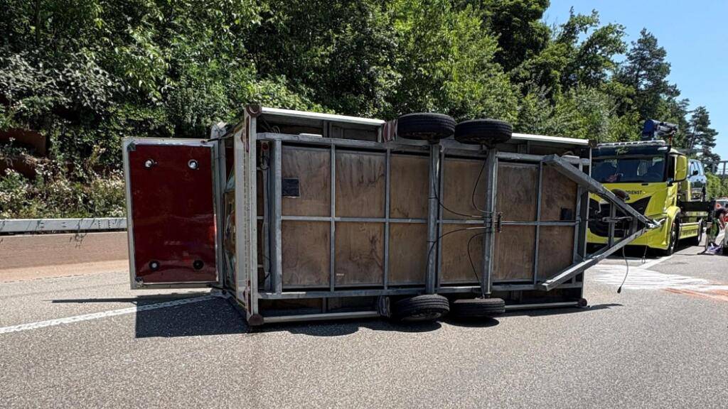 Bei einem Unfall mit Folgeunfall auf der A1 bei Seuzach ist am Donnerstag ein Autofahrer leicht verletzt worden. An vier Autos und zwei Anhängern entstand Sachschaden.
