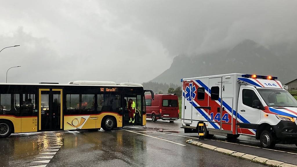 Postauto streift in Netstal GL eine Ambulanz