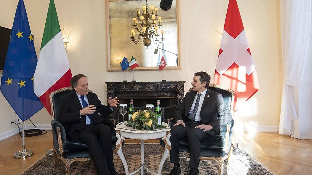 Bundesrat Ignazio Cassis (rechts) hat am Montag in Lugano den italienischen Aussenminister Enzo Moavero Milanesi (links) zu Gesprächen empfangen. (KEYSTONE/Ti-Press/Pablo Gianinazzi)