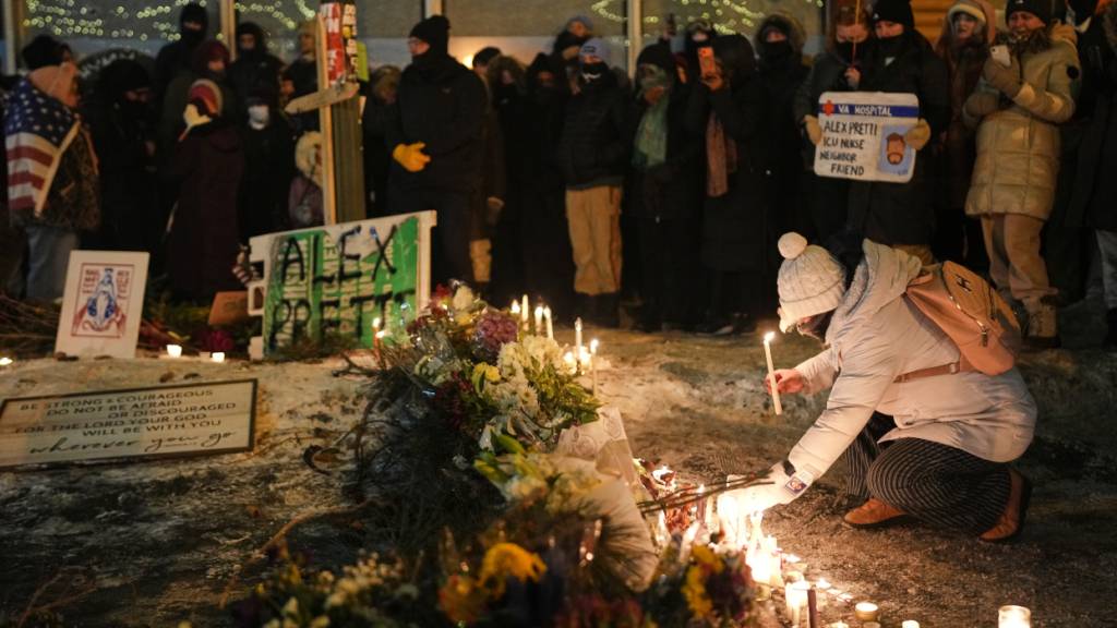 Menschen versammeln sich während einer Mahnwache für den 37-jährigen Alex Pretti, der in Minneapolis von einem US-Grenzschutzbeamten tödlich verletzt wurde. Foto: Adam Gray/AP/dpa