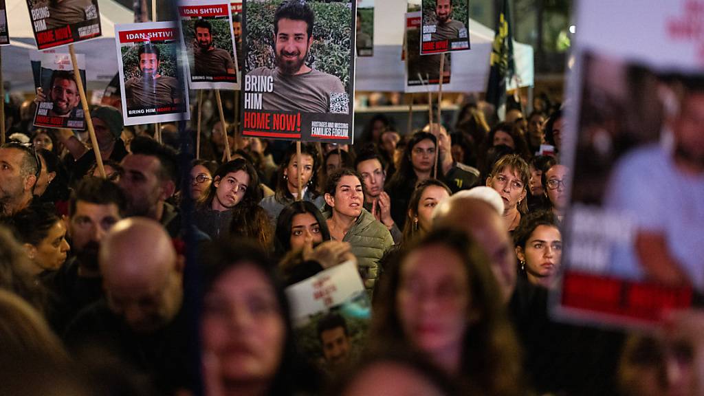 Israelis blockieren eine Hauptstraße, während Demonstranten die Freilassung der Geiseln fordern. Foto: Ilia Yefimovich/dpa