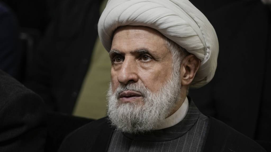 ARCHIV - Naim Kassim, bisher stellvertretender Anführer der Hisbollah, hört sich eine Rede des damaligen Führers Nasrallah an, übertragen auf einem Bildschirm. Foto: Bilal Hussein/AP/dpa